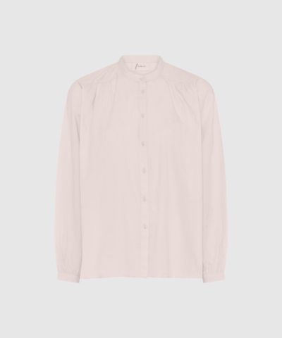 Opdag Florence Skjorte fra FRAU – en smuk og alsidig skjorte i farven Soft Pink. Den bløde bomuldskvalitet og den afslappede pasform giver et moderne og ubesværet look, som passer perfekt til både hverdag og mere elegante outfits. Style den med jeans, bukser eller nederdele for et tidløst og feminint udtryk.