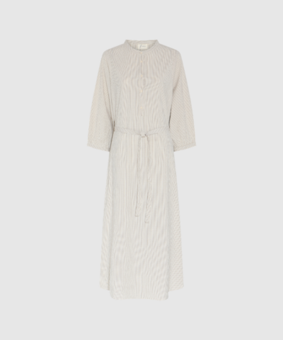 Opdag Madrid Kjolen fra FRAU – en let og elegant kjole i farven Tapioca Coffee Stripe. Den løse pasform og de bløde striber giver et moderne, roligt udtryk, der passer perfekt til både hverdag og pænere brug. En alsidig og feminin style, der er lige så behagelig som den er smuk.