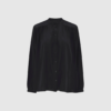 Florence Silk Crepe Shirt – Black fra FRAU er en elegant og eksklusiv skjorte i 100% silke. Med kinakrave, lange ærmer og feminine rynkedetaljer får du en tidløs style med smukt fald – perfekt til både hverdag og særlige lejligheder.