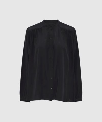 Florence Silk Crepe Shirt – Black fra FRAU er en elegant og eksklusiv skjorte i 100% silke. Med kinakrave, lange ærmer og feminine rynkedetaljer får du en tidløs style med smukt fald – perfekt til både hverdag og særlige lejligheder.