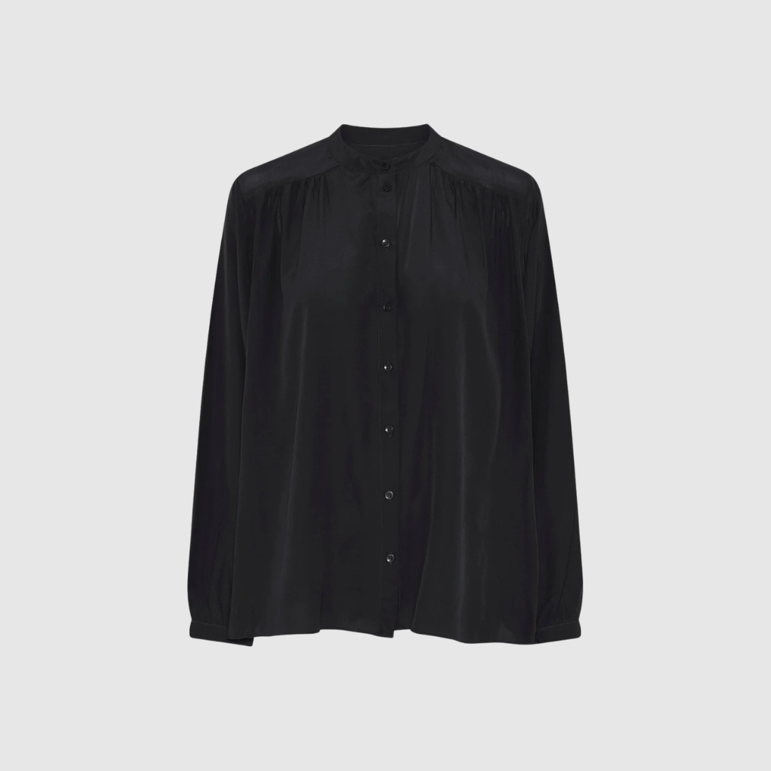 Florence Silk Crepe Shirt – Black fra FRAU er en elegant og eksklusiv skjorte i 100% silke. Med kinakrave, lange ærmer og feminine rynkedetaljer får du en tidløs style med smukt fald – perfekt til både hverdag og særlige lejligheder.
