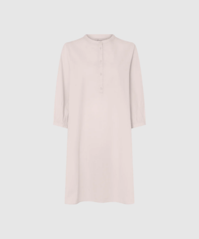 Madrid Kort Kjole – Soft Pink fra FRAU er en knælang skjortekjole i 100% økologisk bomuld. Med kinakrave, 3/4‑ærmer, sidelommer og blød afrundet kant kombinerer den komfort, feminin elegance og tidløs stil. En smuk hverdagskjole med masser af stylingmuligheder.