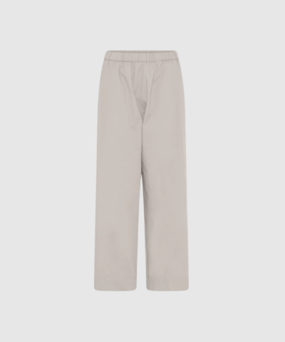 Melbourne Ankle Pant – Chateau Gray fra FRAU er en klassisk, enkel ankelbuks i 100% økologisk bomuldspoplin. Med smal elastik i taljen, usynlige sidelommer og lige benforløb er den både komfortabel, tidløs og nem at style. En perfekt basisbuks til hver dag.
