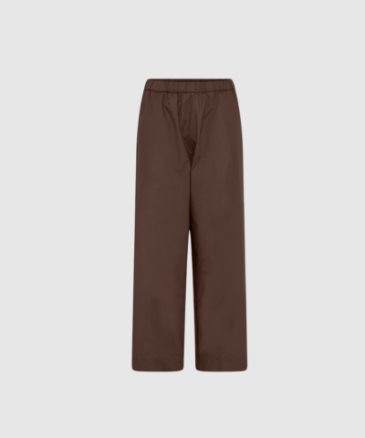 Melbourne Ankle Pant – Coffee Quartz fra FRAU er en klassisk og tidløs buks i 100% økologisk bomuldspoplin. Med smal elastik i taljen, usynlige lommer og lige benforløb er den både komfortabel, elegant og perfekt som hverdagsbuks.