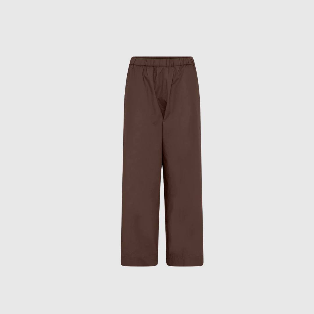 Melbourne Ankle Pant – Coffee Quartz fra FRAU er en klassisk og tidløs buks i 100% økologisk bomuldspoplin. Med smal elastik i taljen, usynlige lommer og lige benforløb er den både komfortabel, elegant og perfekt som hverdagsbuks.
