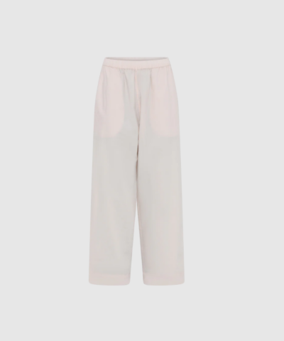 Melbourne Ankle Pant – Soft Pink fra FRAU er en klassisk hverdagsbuks i 100% økologisk bomuldspoplin. Med smal elastik i taljen, usynlige lommer og lige ben er den både behagelig, enkel og nem at style. En feminin og tidløs basisbuks.