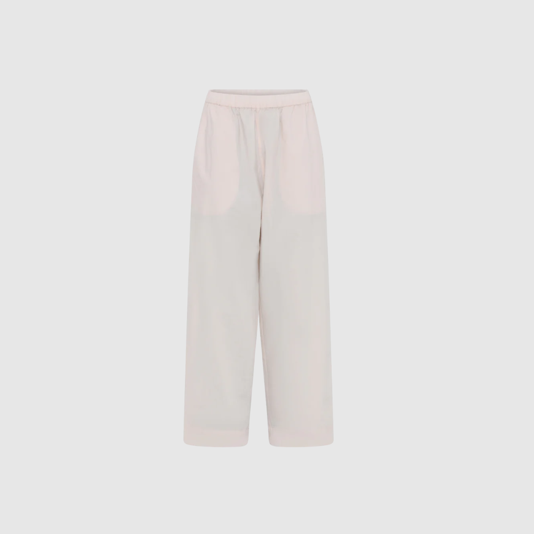 Melbourne Ankle Pant – Soft Pink fra FRAU er en klassisk hverdagsbuks i 100% økologisk bomuldspoplin. Med smal elastik i taljen, usynlige lommer og lige ben er den både behagelig, enkel og nem at style. En feminin og tidløs basisbuks.