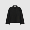 Nice Wide Sleeve Skjorte – Black fra FRAU er en kort, boxy skjorte med lange vide ærmer, gennemknapning og brystlomme. Fremstillet i 100% økologisk bomuld. En tidløs og moderne style, perfekt til både hverdag og pæne outfits.