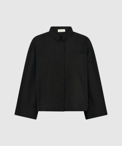 Nice Wide Sleeve Skjorte – Black fra FRAU er en kort, boxy skjorte med lange vide ærmer, gennemknapning og brystlomme. Fremstillet i 100% økologisk bomuld. En tidløs og moderne style, perfekt til både hverdag og pæne outfits.