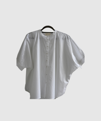 Palermo Skjorte – Bright White fra FRAU. Kortærmet skjorte i 100% økologisk bomuld med kinakrave, gennemknapning og feminine rynkedetaljer. En let og tidløs style, der passer perfekt til både hverdags- og sommergarderoben.