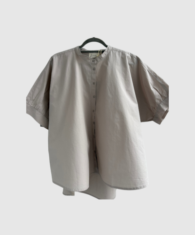 Palermo Skjorte – Grå fra FRAU. Kortærmet skjorte i 100% økologisk bomuld med kinakrave, gennemknapning og feminine rynkedetaljer. En let og tidløs style, der passer perfekt til både hverdags- og sommergarderoben.