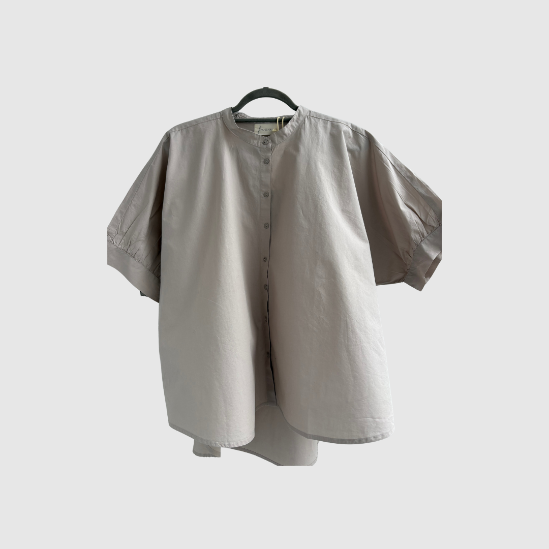 Palermo Skjorte – Grå fra FRAU. Kortærmet skjorte i 100% økologisk bomuld med kinakrave, gennemknapning og feminine rynkedetaljer. En let og tidløs style, der passer perfekt til både hverdags- og sommergarderoben.