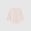 Palma Top – Soft Pink fra FRAU er en feminin bomuldstop med dyb V‑udskæring og vide 3/4‑ærmer. Fremstillet i 100% økologisk bomuld og designet i en onesize, let boxy pasform. En smuk og alsidig top, perfekt til både hverdagslooks og pænere anledninger.