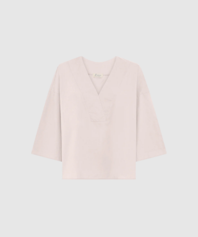 Palma Top – Soft Pink fra FRAU er en feminin bomuldstop med dyb V‑udskæring og vide 3/4‑ærmer. Fremstillet i 100% økologisk bomuld og designet i en onesize, let boxy pasform. En smuk og alsidig top, perfekt til både hverdagslooks og pænere anledninger.
