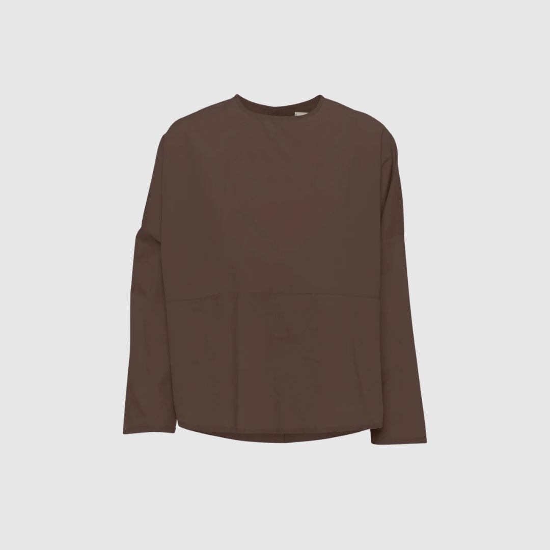 Frau - Romeo LS Top i Coffee Quartz fra FRAU er en langærmet, onesize top i 100% økologisk bomuld. Med minimalistisk front, elegant skæring og fin stolpedetalje bagpå er den både stilren og komfortabel. Perfekt til både hverdag og pæne anledninger.