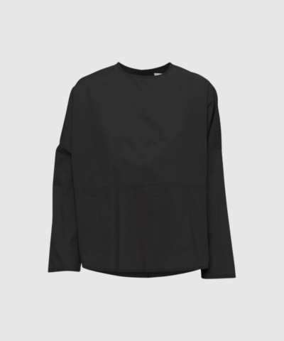 Romeo LS Top Tapioca fra FRAU er en langærmet onesize‑top i 100% økologisk bomuld. Den har et minimalistisk udtryk med skæring foran og stolpedetalje bagpå. Blød, åndbar og perfekt til både hverdag og pænt brug.