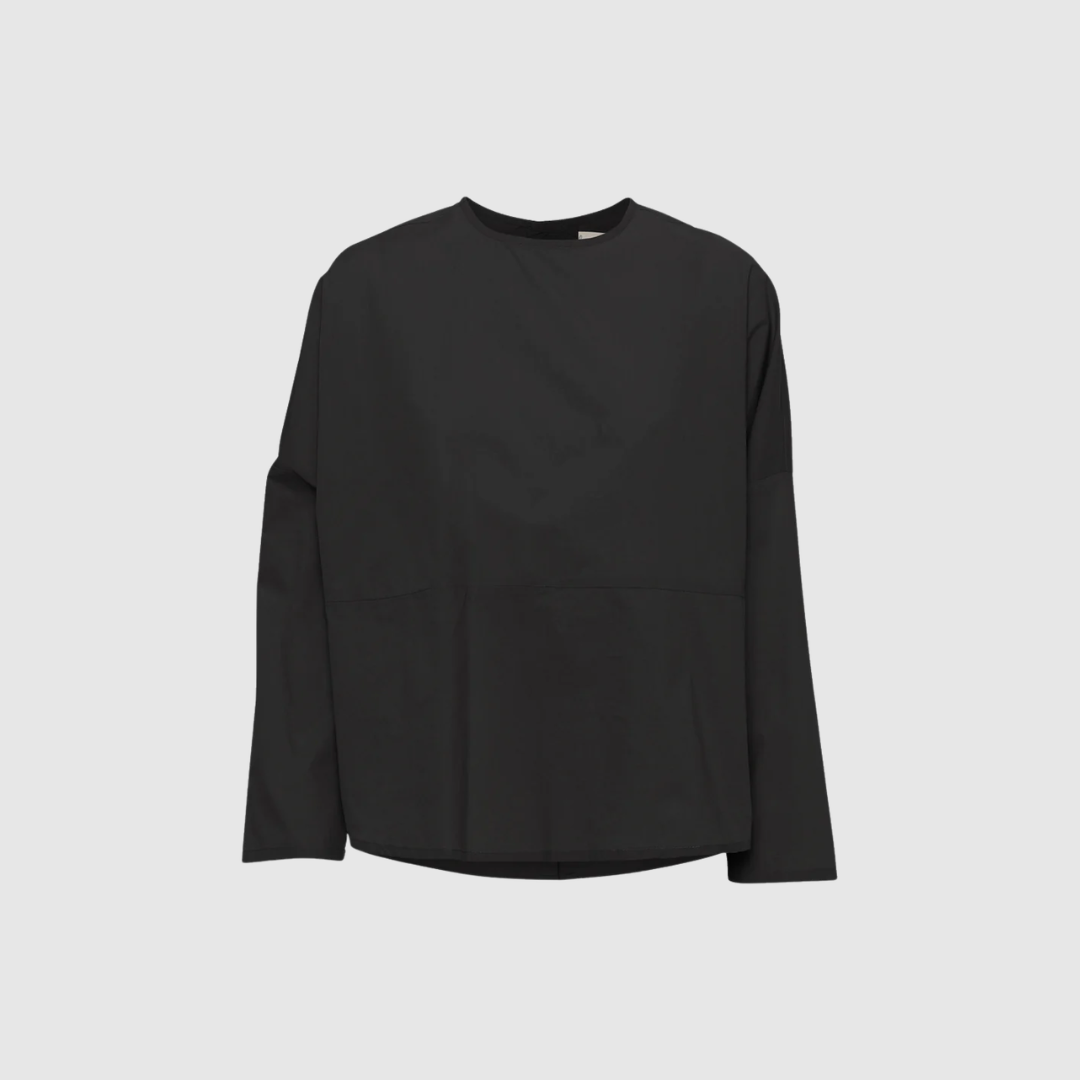 Romeo LS Top Tapioca fra FRAU er en langærmet onesize‑top i 100% økologisk bomuld. Den har et minimalistisk udtryk med skæring foran og stolpedetalje bagpå. Blød, åndbar og perfekt til både hverdag og pænt brug.