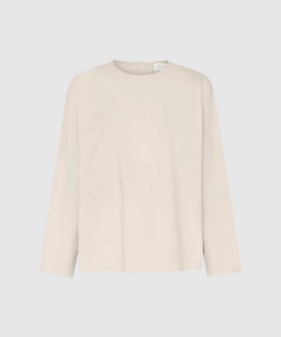 Romeo LS Top Tapioca fra FRAU er en langærmet, oversized onesize‑top i 100% økologisk bomuld. Den har minimalistisk front, skæring på tværs og stolpedetalje bagpå. En blød, neutral basisstyle til både hverdag og pænt brug.