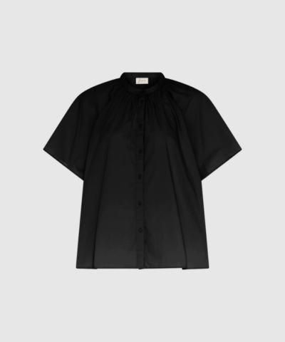 Siena Kortærmet Skjorte – Black fra FRAU er en feminin og let skjorte i 100% økologisk bomuld. Med kinakrave, raglanærmer og smukke rynkedetaljer ved skulder og hals får du en elegant og tidløs style, der passer til både hverdag og pænere looks.