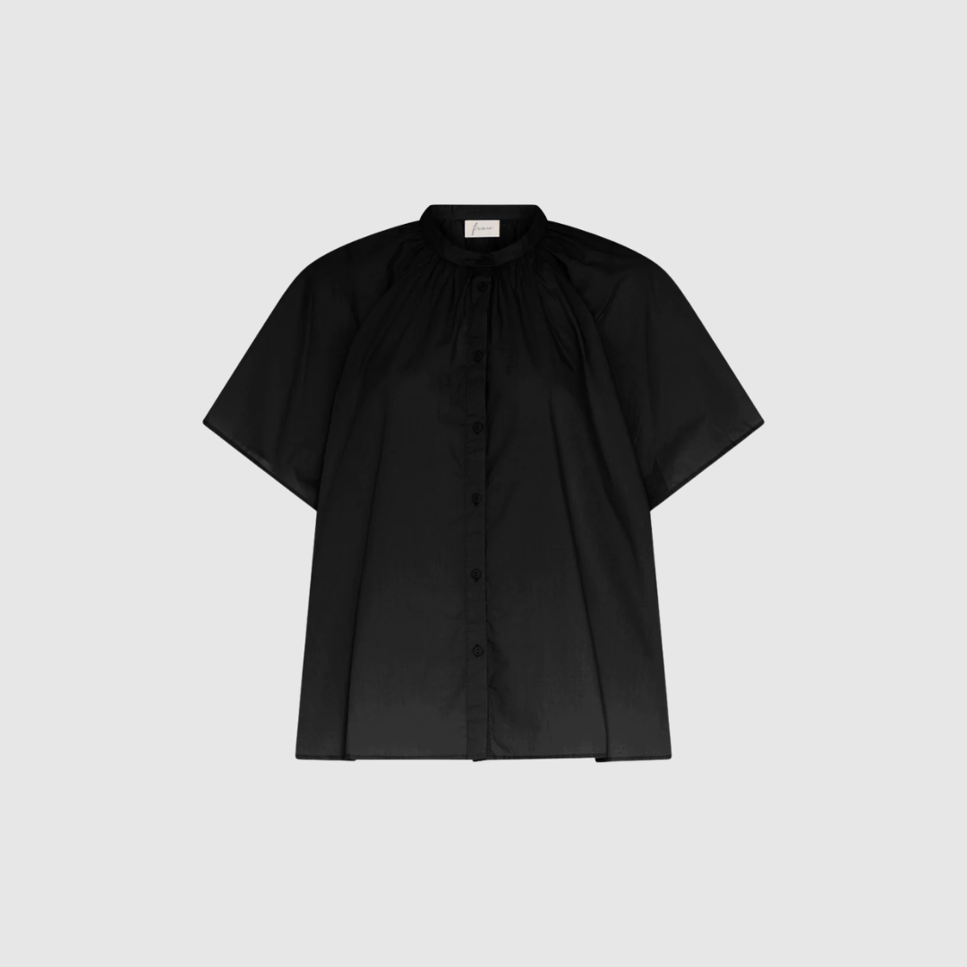 Siena Kortærmet Skjorte – Black fra FRAU er en feminin og let skjorte i 100% økologisk bomuld. Med kinakrave, raglanærmer og smukke rynkedetaljer ved skulder og hals får du en elegant og tidløs style, der passer til både hverdag og pænere looks.