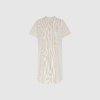 Opdag Seoul SS Dress fra FRAU – en let og behagelig sommerkjole i farven Tapioca Coffee Stripe. Den afslappede pasform, korte ærmer og de rolige beige/kaffebrune striber giver kjolen et moderne og effortless look. Perfekt til både hverdag, ferie og afslappede sommerdage.