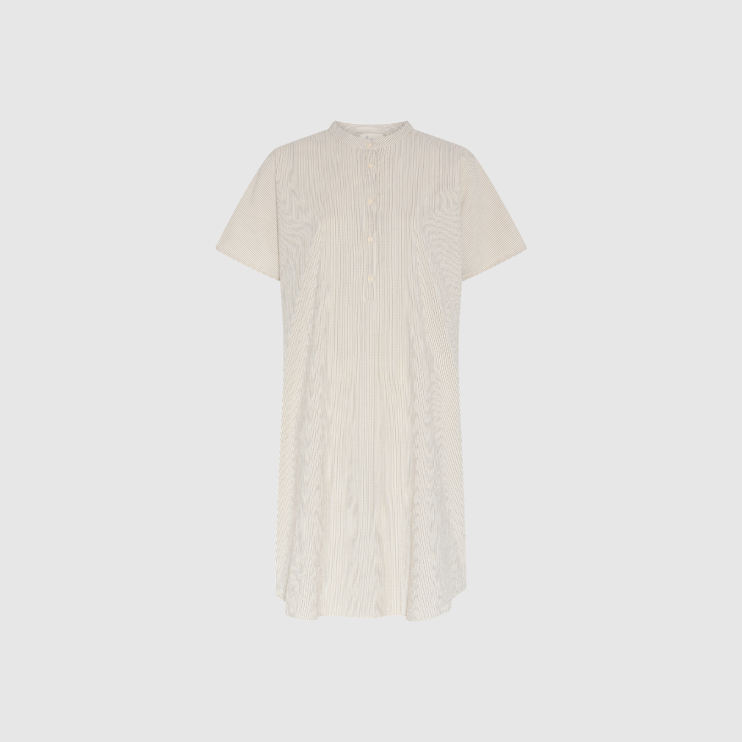 Opdag Seoul SS Dress fra FRAU – en let og behagelig sommerkjole i farven Tapioca Coffee Stripe. Den afslappede pasform, korte ærmer og de rolige beige/kaffebrune striber giver kjolen et moderne og effortless look. Perfekt til både hverdag, ferie og afslappede sommerdage.