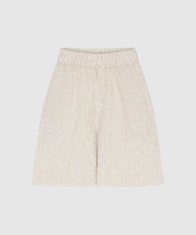 Opdag Sydney String Shorts fra FRAU – lette og komfortable shorts i farven Tapioca Coffee Stripe. Den elastiske talje og justerbare snøre giver en fleksibel og afslappet pasform, mens de beige og kaffebrune striber tilføjer et tidløst og moderne look. Perfekte til både hverdag, ferie og sommerdage.