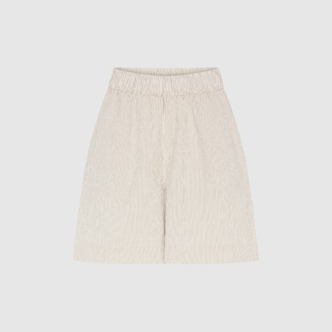 Opdag Sydney String Shorts fra FRAU – lette og komfortable shorts i farven Tapioca Coffee Stripe. Den elastiske talje og justerbare snøre giver en fleksibel og afslappet pasform, mens de beige og kaffebrune striber tilføjer et tidløst og moderne look. Perfekte til både hverdag, ferie og sommerdage.