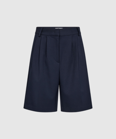 Opdag Haute L’Amitié Premiere Bermudas – Navy, et par luksuriøse bermuda‑shorts med stretch. Shortsene har en smuk navy‑blå farve, skrålommer og en elegant, struktureret pasform. Det fleksible materiale i 95% polyester og 5% elastan gør dem både behagelige og stilfulde — perfekte til hverdagsbrug, kontor, middage og events.
