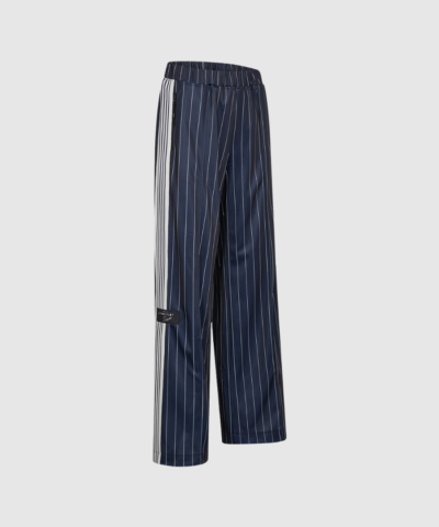 Opdag Baggy Pin Stripe Track Pants i Navy – moderne, løstsiddende trackpants med nålestriber og elastisk talje. Komfortable, stilfulde og perfekte til både hverdag, lounge og sporty looks. Et must‑have til enhver, der elsker kombinationen af komfort og cool design.