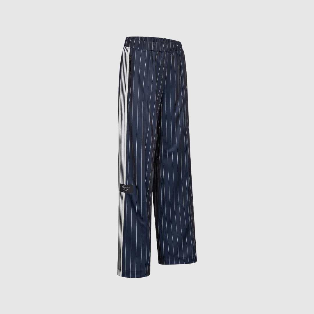 Opdag Baggy Pin Stripe Track Pants i Navy – moderne, løstsiddende trackpants med nålestriber og elastisk talje. Komfortable, stilfulde og perfekte til både hverdag, lounge og sporty looks. Et must‑have til enhver, der elsker kombinationen af komfort og cool design.