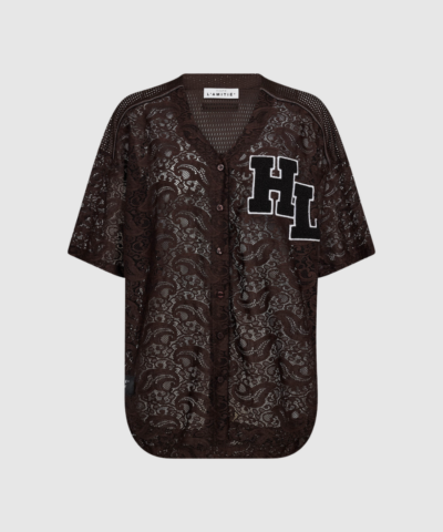 Opdag Court Lace Tee i farven Mocca – en smuk, feminin T‑shirt i lace‑struktur med blød stretch og moderne pasform. Perfekt til både hverdag og festlige anledninger. Kombinér den med jeans, nederdele eller blazere for et elegant, sofistikeret look.