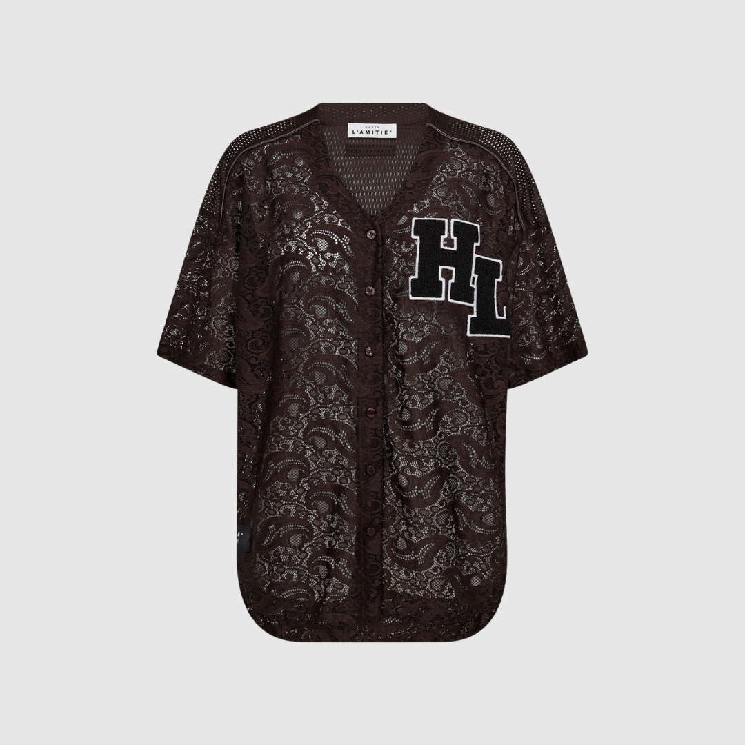 Opdag Court Lace Tee i farven Mocca – en smuk, feminin T‑shirt i lace‑struktur med blød stretch og moderne pasform. Perfekt til både hverdag og festlige anledninger. Kombinér den med jeans, nederdele eller blazere for et elegant, sofistikeret look.