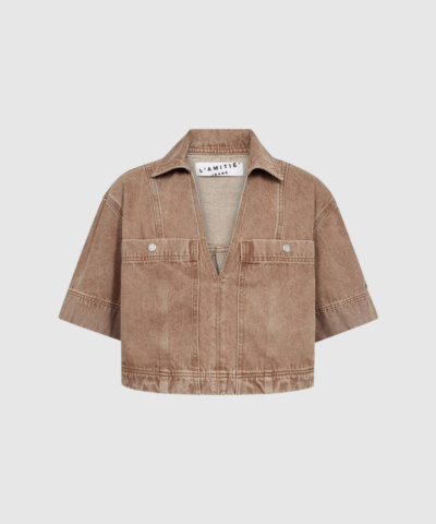 Opdag Drew Denim Top – Camel, en stilren denimtop i blød bomuldsblanding med lyocell og polyester. Toppen har en ren og moderne silhuet, der giver et eksklusivt hverdagslook og kan styles alene eller som del af et cool, matchende denim‑sæt. Komfortabel, formstabil og perfekt til både casual og smart‑casual outfits.