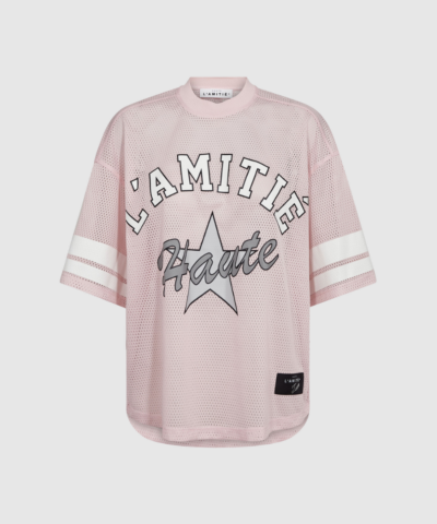 Drift SS Star Tee i Iced Rose er en moderne T‑shirt med stjerneprint. Lavet i 100% polyester for en let og glat komfort. Perfekt til hverdagsbrug og sporty styling.