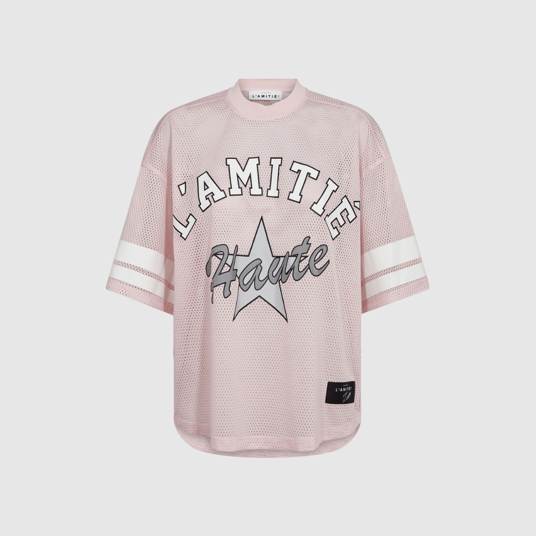 Drift SS Star Tee i Iced Rose er en moderne T‑shirt med stjerneprint. Lavet i 100% polyester for en let og glat komfort. Perfekt til hverdagsbrug og sporty styling.