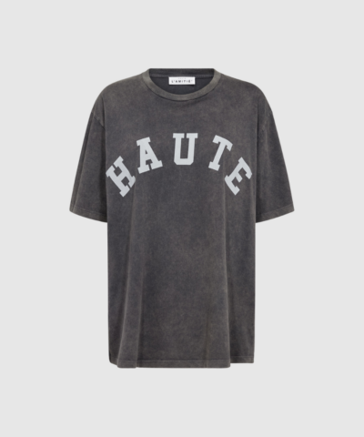 Opdag Noma Acid Curve Logo Tee i farven koksgrå. En moderne T‑shirt med acid wash‑finish, curved logo‑print og blød 100% bomuldskvalitet. Perfekt til både streetwear, casual outfits og hverdagsbrug. En cool og tidsløs style med vintage vibe.