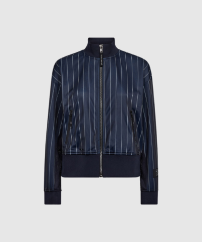 Opdag Pin Stripe Zip Sweat i Navy – en moderne sweatshirt med halv lynlås, pinstripe‑design og blød polyesterkvalitet. Perfekt til både sporty, casual og preppy outfits. Kombinér med matchende bukser for et komplet tracksuit‑look.