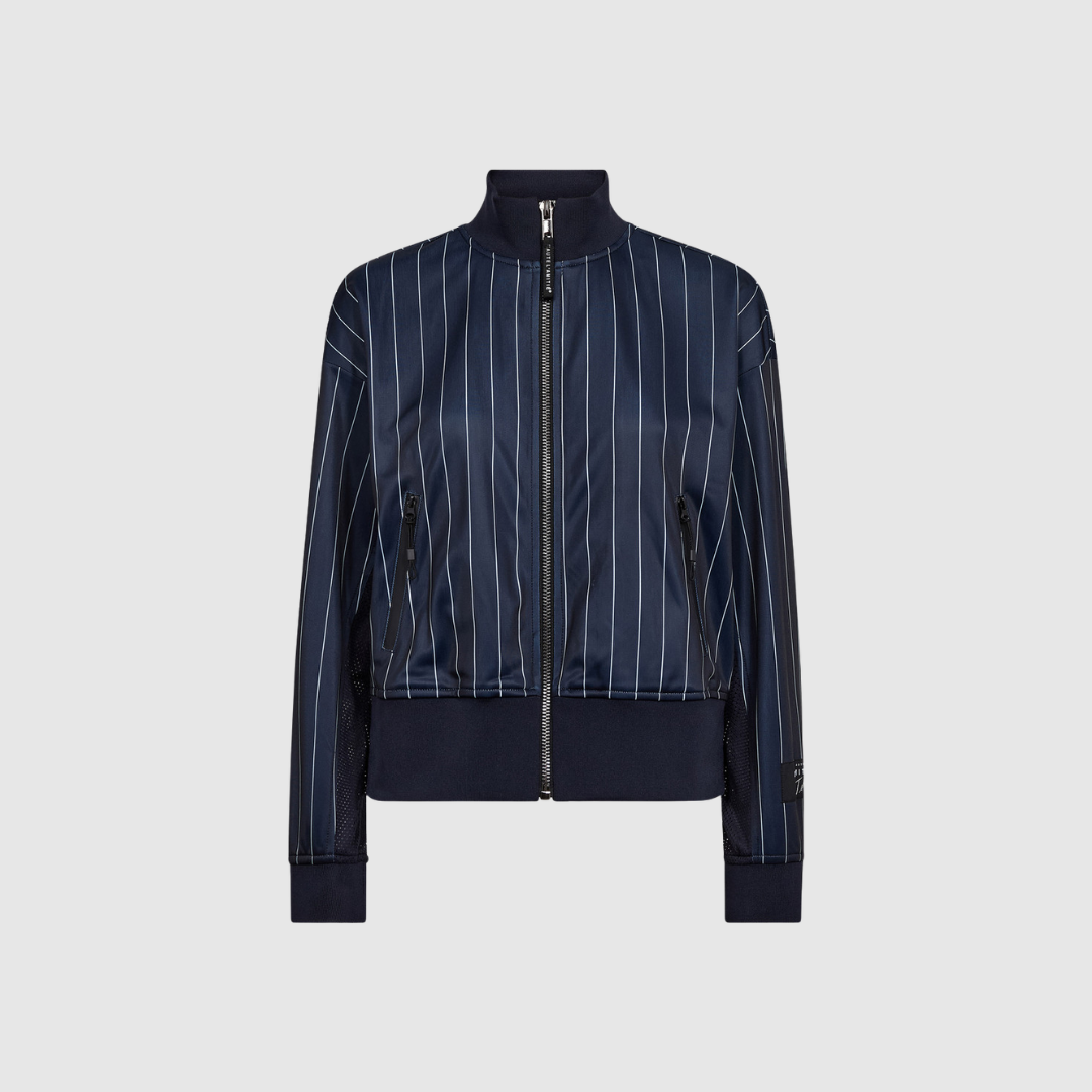 Opdag Pin Stripe Zip Sweat i Navy – en moderne sweatshirt med halv lynlås, pinstripe‑design og blød polyesterkvalitet. Perfekt til både sporty, casual og preppy outfits. Kombinér med matchende bukser for et komplet tracksuit‑look.