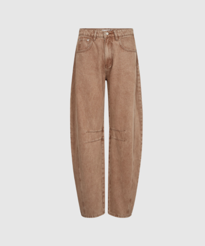 Opdag Drew Barrel Panel Jeans – Camel, et par moderne jeans med trendy barrel‑silhuet og paneldetaljer. Fremstillet i en blød og slidstærk bomuldsblanding med polyester og lyocell for ekstra komfort og fleksibilitet. Den varme camel‑farve giver et eksklusivt og stilfuldt udtryk, der passer perfekt til både hverdag og modebevidste looks.