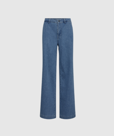 Opdag IVY Augusta French Jeans – Wash Garda, et par elegante wide‑leg jeans med high waist og long rise. Fremstillet i en blød denimblanding med stretch for maksimal komfort. Med deres brede, lige ben og klassiske french pockets får du et tidløst og flatterende look, der passer til enhver lejlighed.