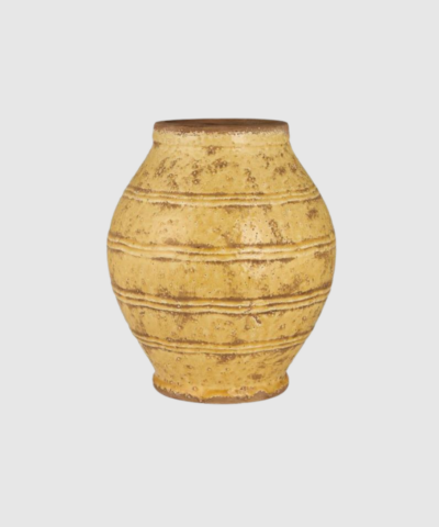 Opdag krukke med riller i rustik gul fra Ib Laursen – et dekorativt og stemningsfuldt element til hjemmet. Den glaserede keramik og de smukke riller giver et håndlavet og hyggeligt udtryk, som passer perfekt i alt fra køkken og stue til badeværelse og entré. Brug den til planter, køkkenredskaber eller som smukt interiør. En tidløs og charmerende tilføjelse til enhver indretning.