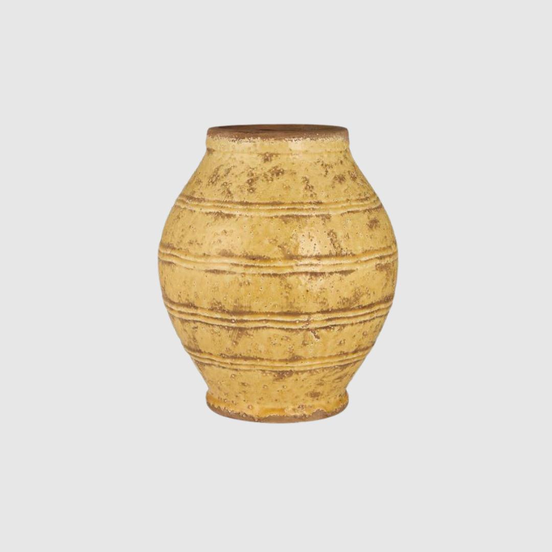 Opdag krukke med riller i rustik gul fra Ib Laursen – et dekorativt og stemningsfuldt element til hjemmet. Den glaserede keramik og de smukke riller giver et håndlavet og hyggeligt udtryk, som passer perfekt i alt fra køkken og stue til badeværelse og entré. Brug den til planter, køkkenredskaber eller som smukt interiør. En tidløs og charmerende tilføjelse til enhver indretning.
