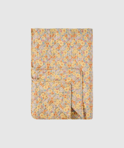 Opdag den farverige quilt fra Ib Laursen med gule, blå, orange og lilla blomster. Denne skønne plaid i blød bomuld og quiltet kvalitet tilfører et varmt, sommerligt og romantisk udtryk til hjemmet. Perfekt som sengetæppe, picnic‑tæppe eller et ekstra hyggeligt lag i sofaen. En dekorativ og praktisk tilføjelse til enhver boligstil.