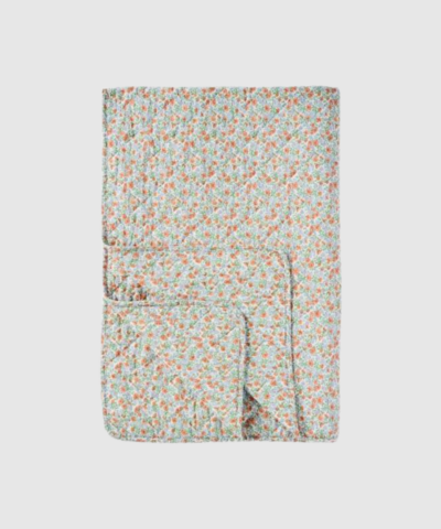 Opdag den smukke quilt med lyseblå og rust blomster fra Ib Laursen – et romantisk og hyggeligt tæppe, der passer perfekt i både stue, soveværelse og sommerhus. Den bløde bomuldskvalitet og det tidløse blomsterprint giver et varmt og dekorativt udtryk. Brug den som plaid, sengetæppe eller som ekstra lag på kølige aftener.
