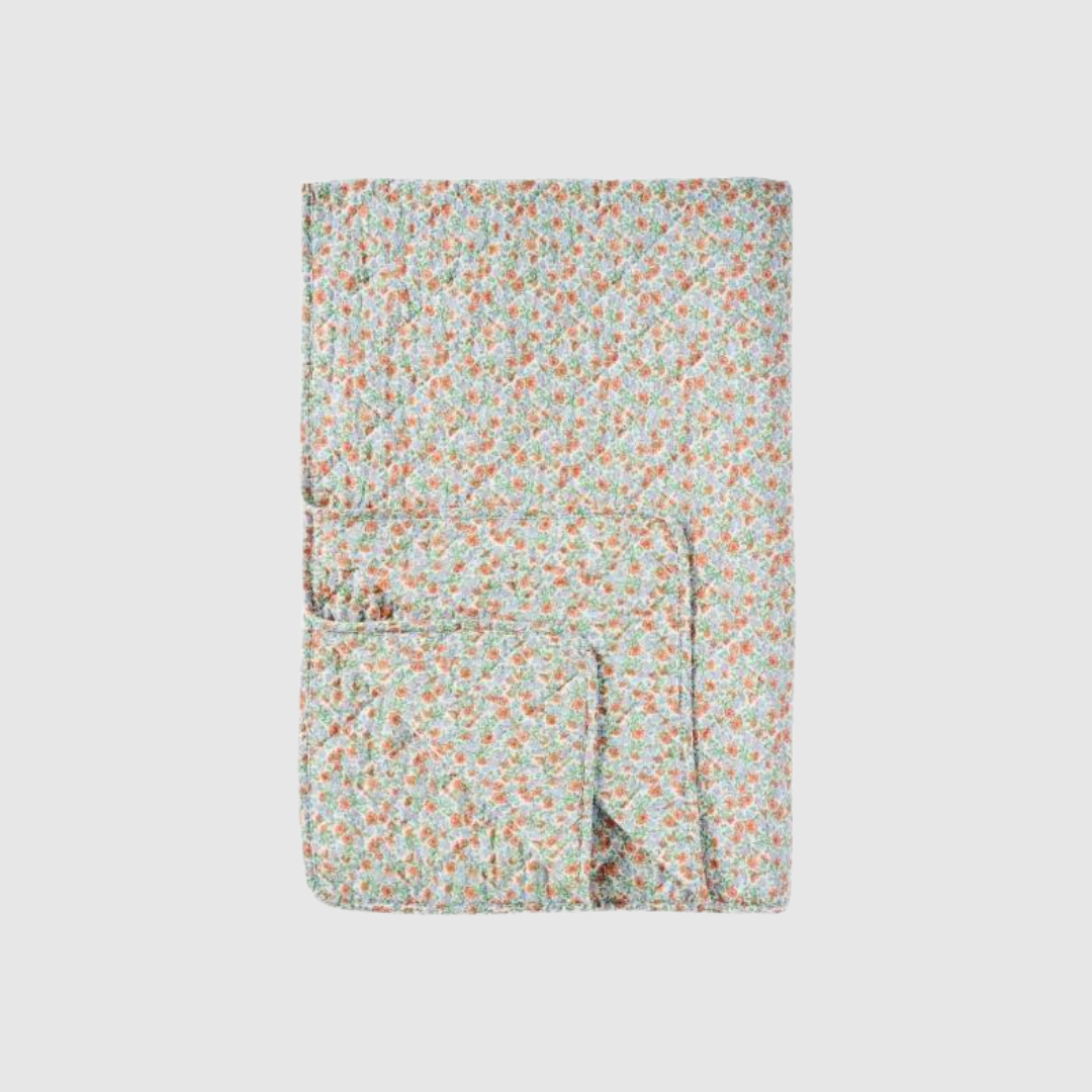 Opdag den smukke quilt med lyseblå og rust blomster fra Ib Laursen – et romantisk og hyggeligt tæppe, der passer perfekt i både stue, soveværelse og sommerhus. Den bløde bomuldskvalitet og det tidløse blomsterprint giver et varmt og dekorativt udtryk. Brug den som plaid, sengetæppe eller som ekstra lag på kølige aftener.