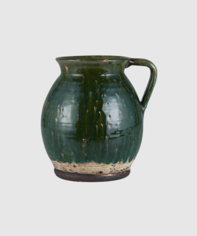 Opdag den smukke vase med hank i rustik grøn fra Ib Laursen – en del af Avignon‑serien. Den dekorative keramikhank, den håndlavede glasur og det varme, rustikke udtryk gør vasen perfekt til både friske og tørrede blomster eller som et stemningsfuldt designobjekt. Tilføjer hygge, farve og personlighed til ethvert rum.