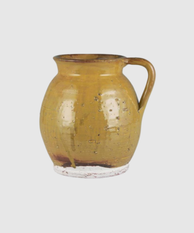 Opdag den rustikke vase med hank i mustard fra Ib Laursen – en charmerende keramikvase med fransk landstil og smuk, håndlavet glasur. Den varme tone og det naturlige udtryk gør vasen perfekt til både friske og tørrede blomster eller som dekorativt element i stuen, køkkenet eller entréen.