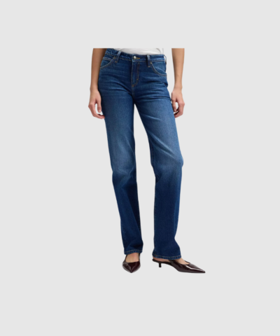 Opdag London Regular Jean – Navy Cast fra Lee, et par klassiske regular‑fit jeans i en flot mørk denimfinish. Fremstillet i en komfortabel bomuldsbaseret denimkvalitet med let stretch, der giver både holdbarhed og bevægelsesfrihed. Med straight‑ben, mid‑rise talje og tidløse Lee‑detaljer er disse jeans perfekte til hverdagens outfits og mere polerede looks. En alsidig stilklassiker, du kan bruge året rundt.