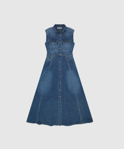 Opdag Lee Regular Maxi Western Dress – Dark Magic, en ikonisk denimkjole, der kombinerer western‑inspirerede detaljer med et feminint og tidløst design. Med sin gennemknappede front, lange silhuet og smukke western‑bærestykke er den perfekt til både hverdag og aften. Den lette stretch‑denim giver maksimal komfort, mens denimfarven Dark Magic tilføjer et autentisk udtryk med naturlige slid‑detaljer. En moderne og alsidig kjole, der nemt kan styles med både støvler, sneakers eller sandaler.